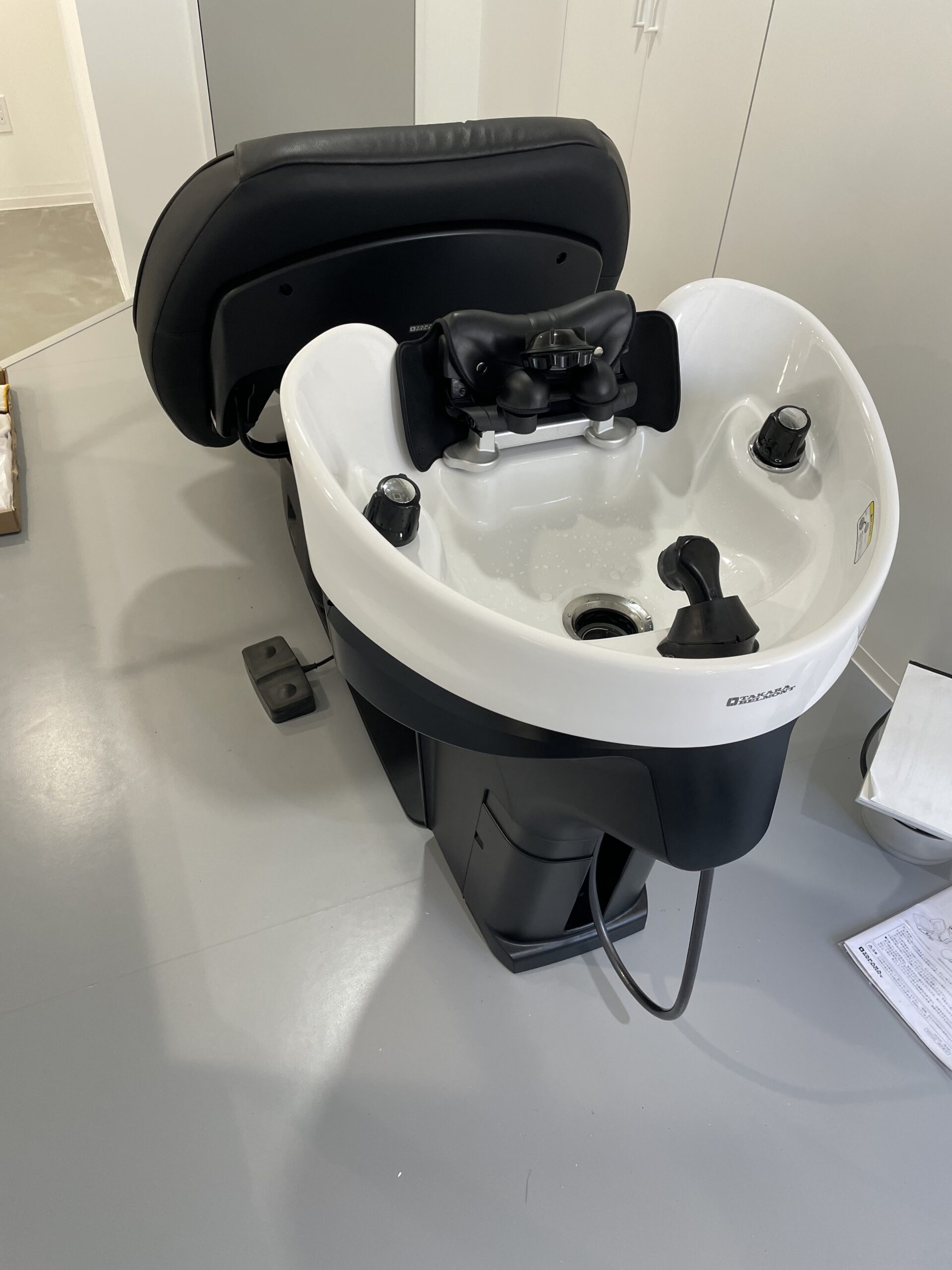 仙台市にて美容室のシャンプー機器取付工事を行いました。