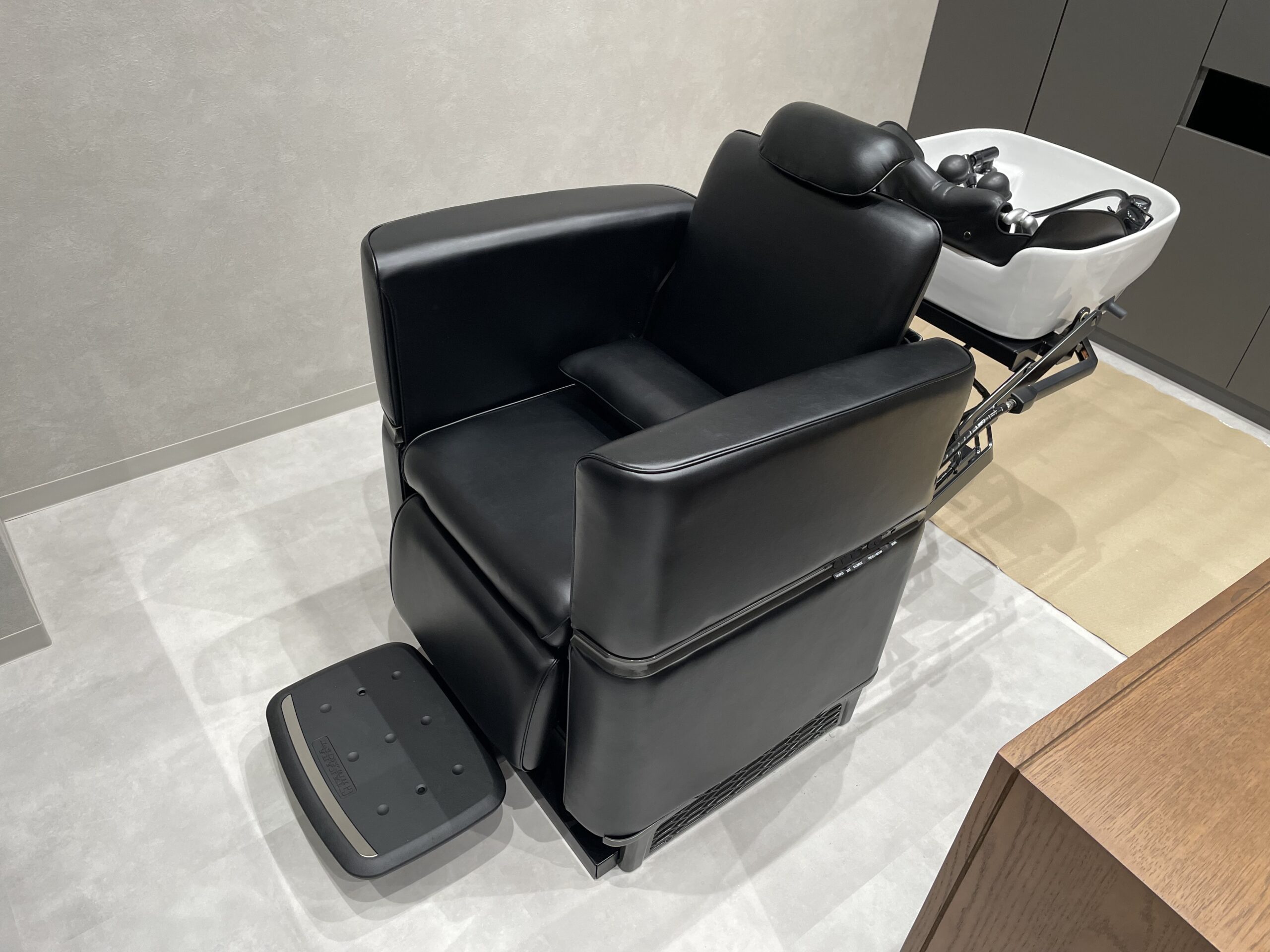 仙台市にて美容室のシャンプー機器取付工事を行いました。